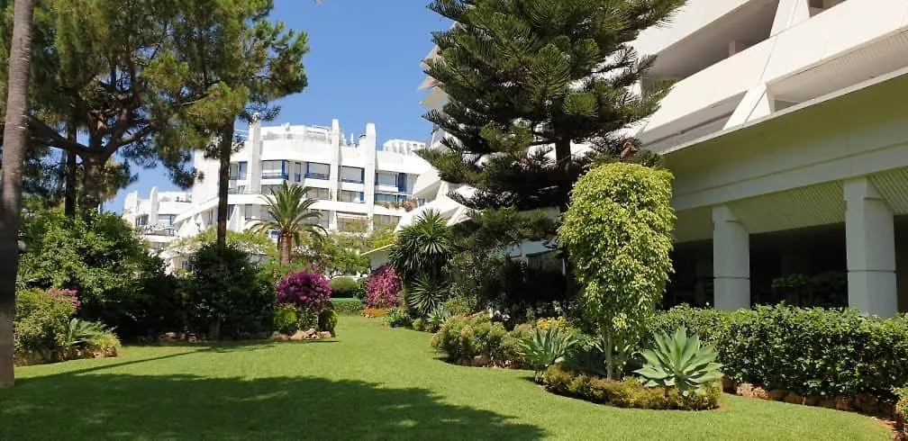 Sea View 2-Bedroom Apartment With Pool ماربيا