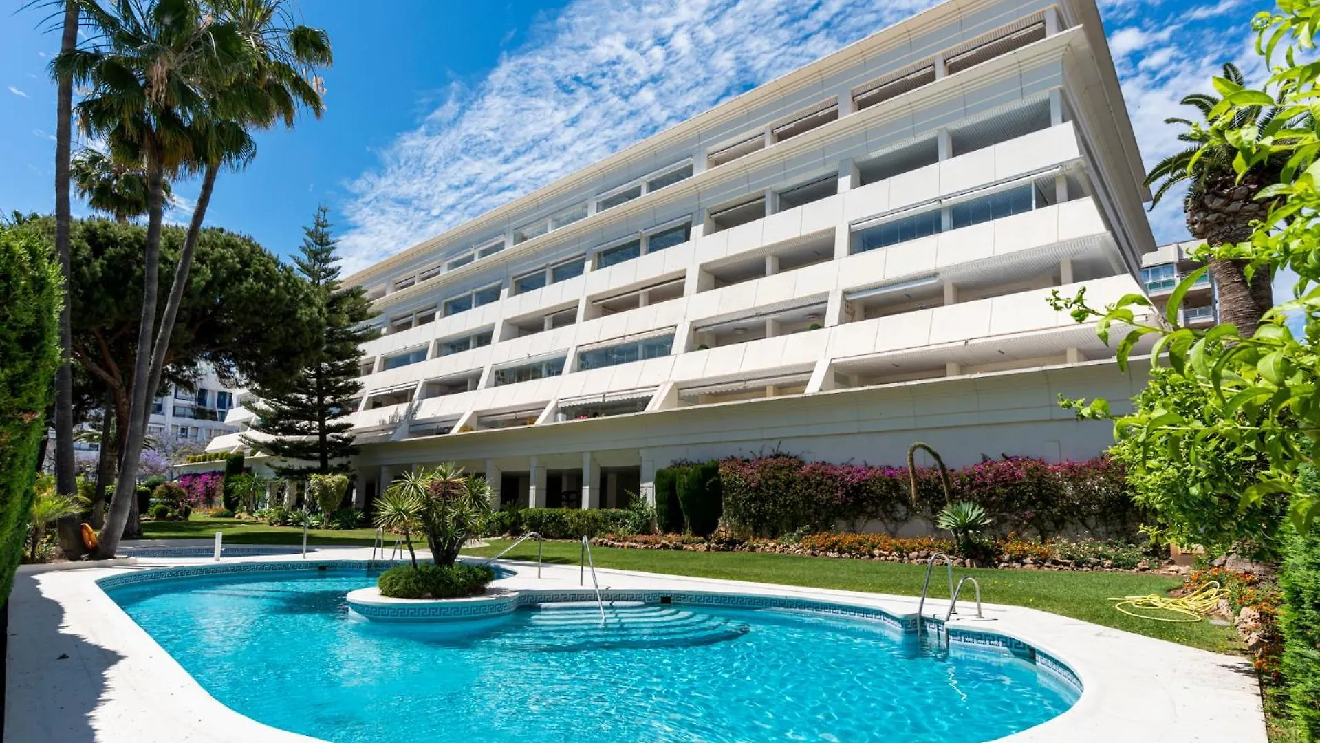 Sea View 2-Bedroom Apartment With Pool ماربيا