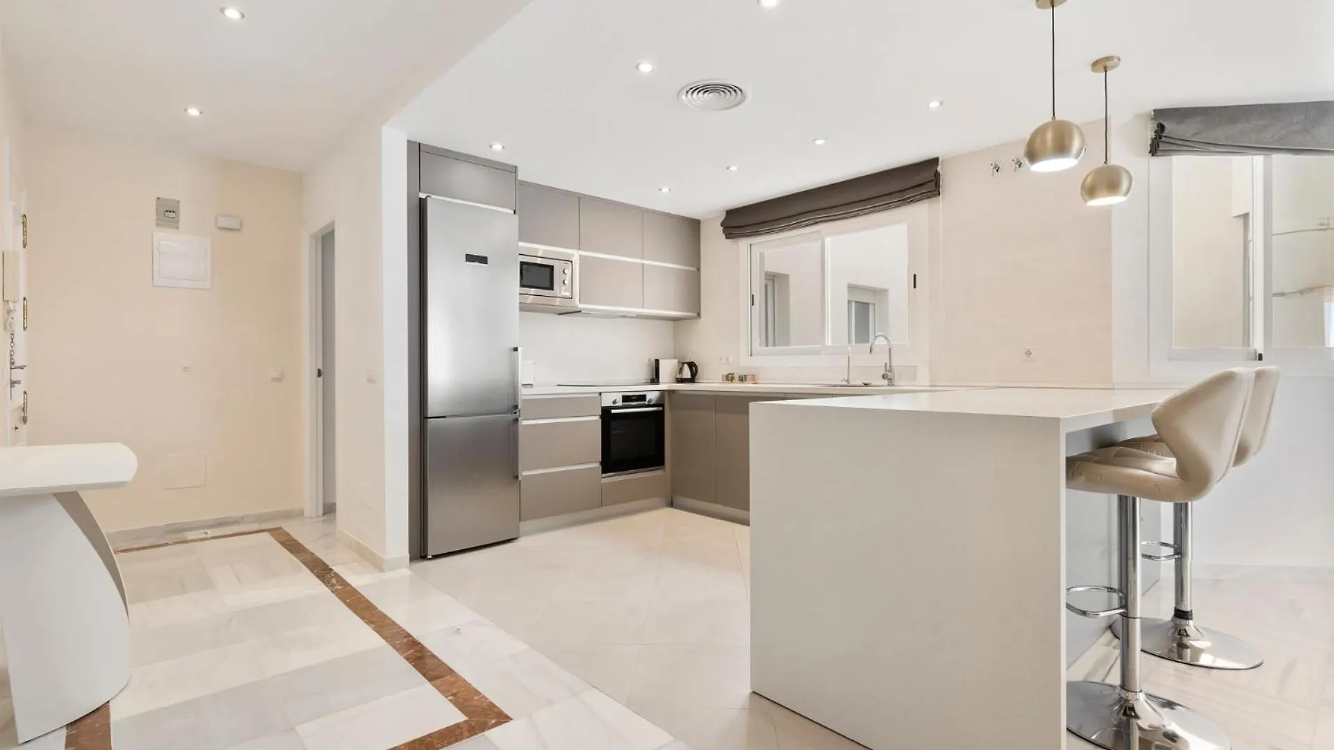 Sea View 2-Bedroom Apartment With Pool ماربيا إسبانيا