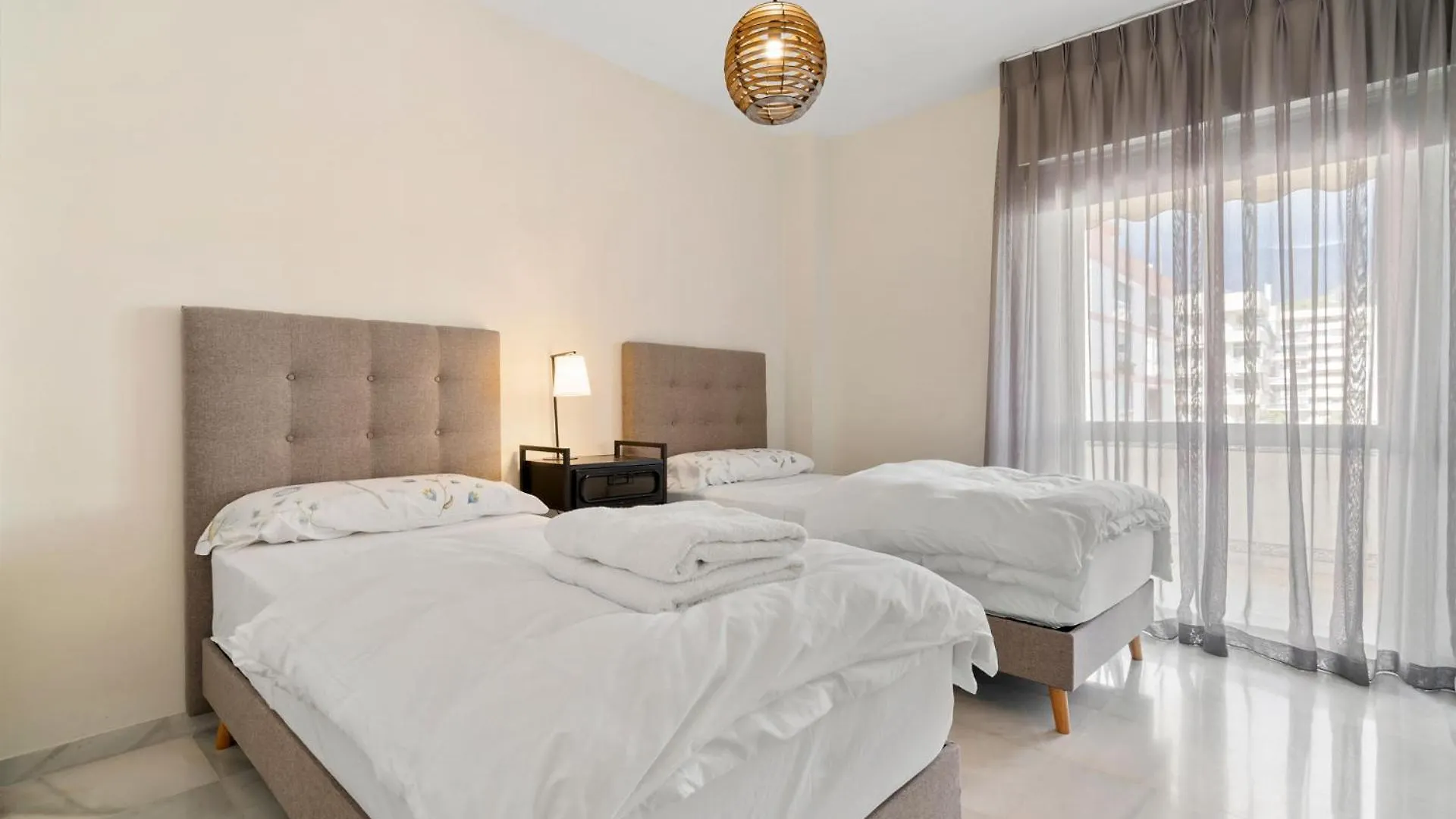 Sea View 2-Bedroom Apartment With Pool ماربيا