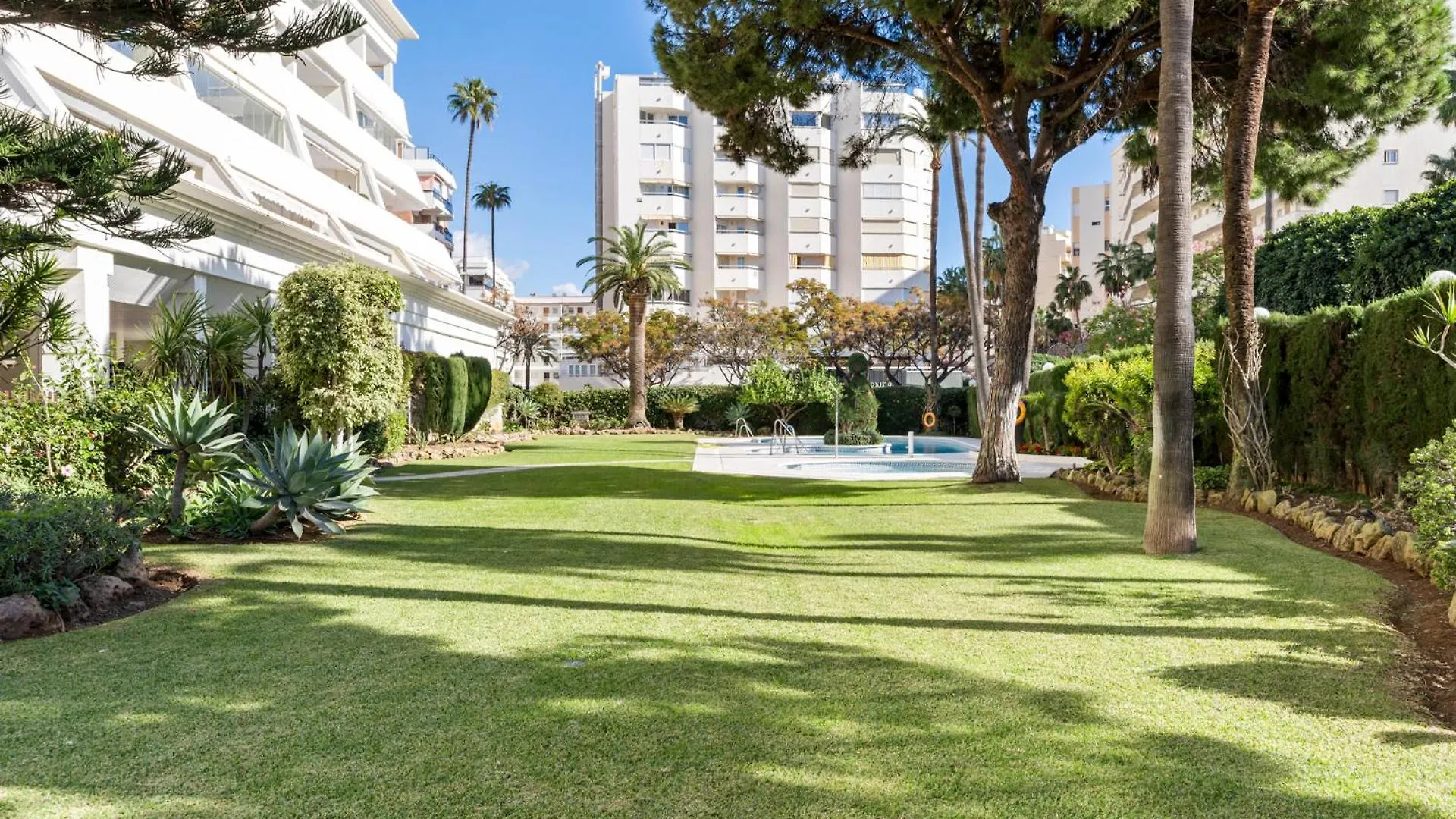Sea View 2-Bedroom Apartment With Pool ماربيا