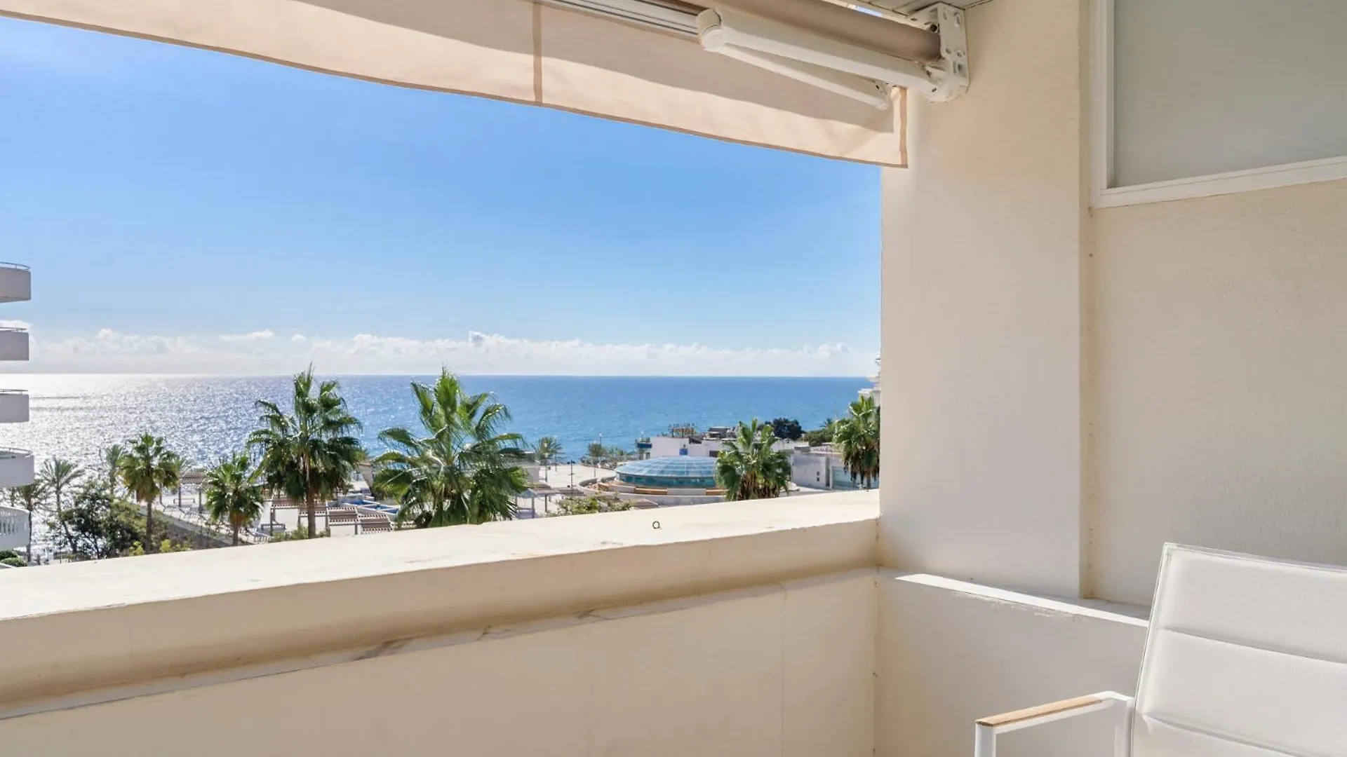 Sea View 2-Bedroom Apartment With Pool ماربيا
