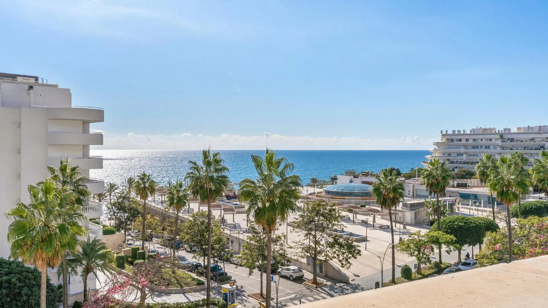 Sea View 2-Bedroom Apartment With Pool ماربيا