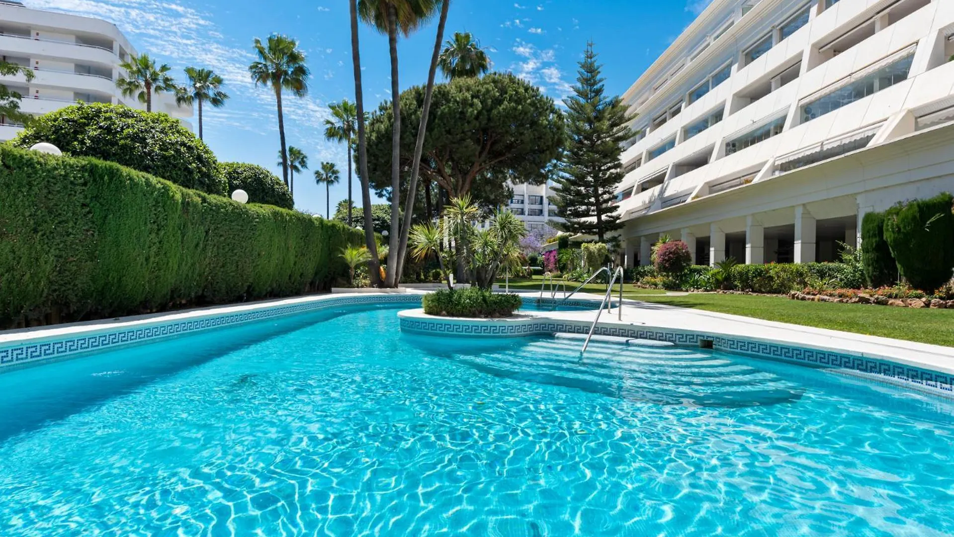 Sea View 2-Bedroom Apartment With Pool location