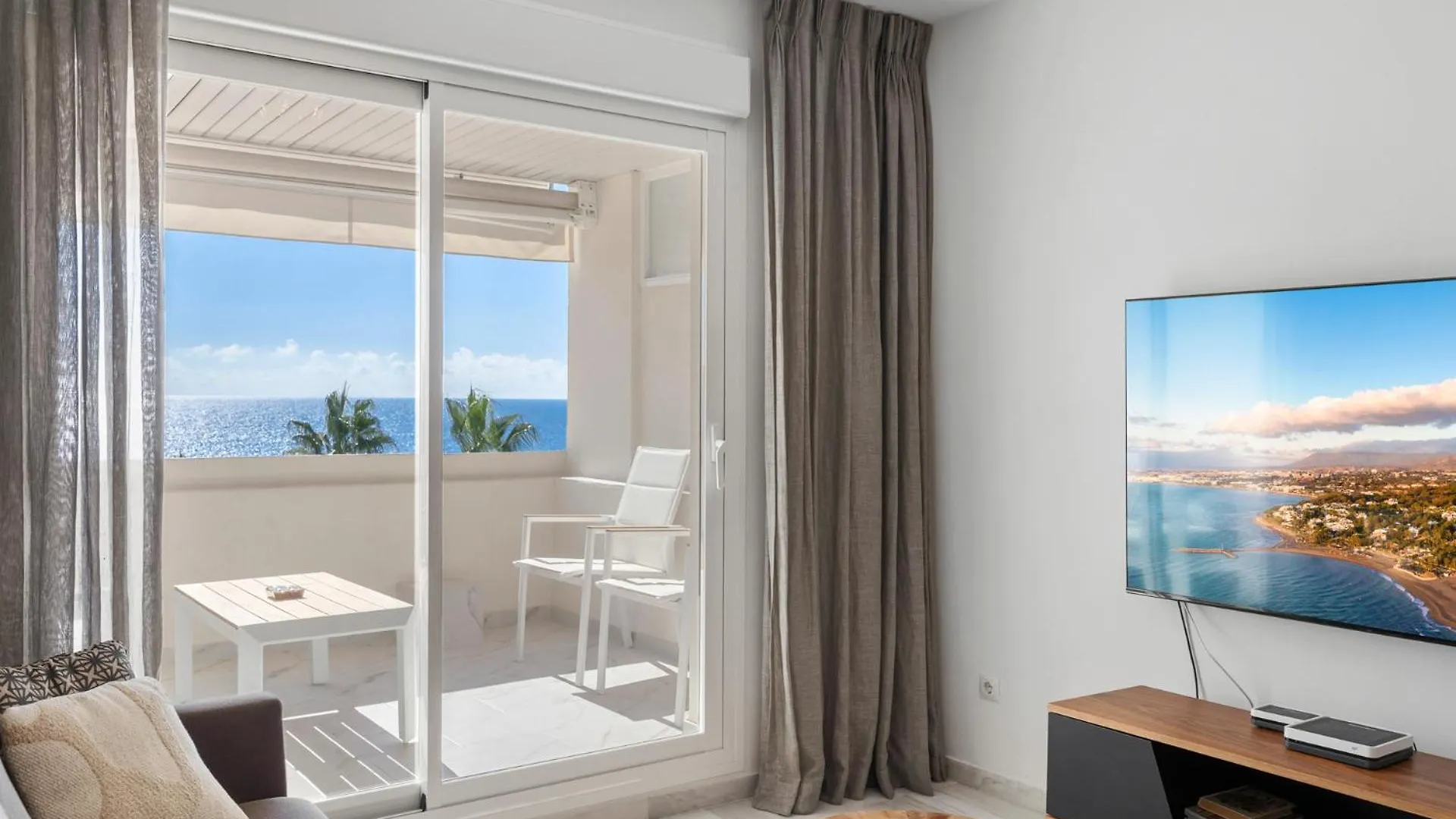 Sea View 2-Bedroom Apartment With Pool 마르베야