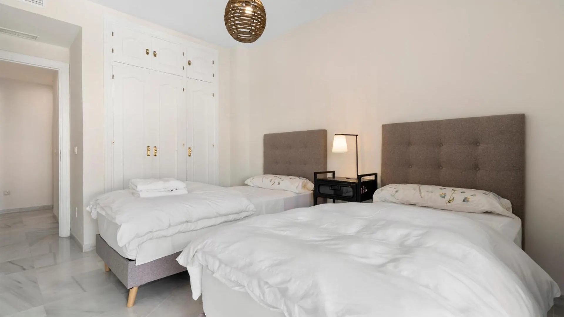 Sea View 2-Bedroom Apartment With Pool 마르베야 0*,  스페인